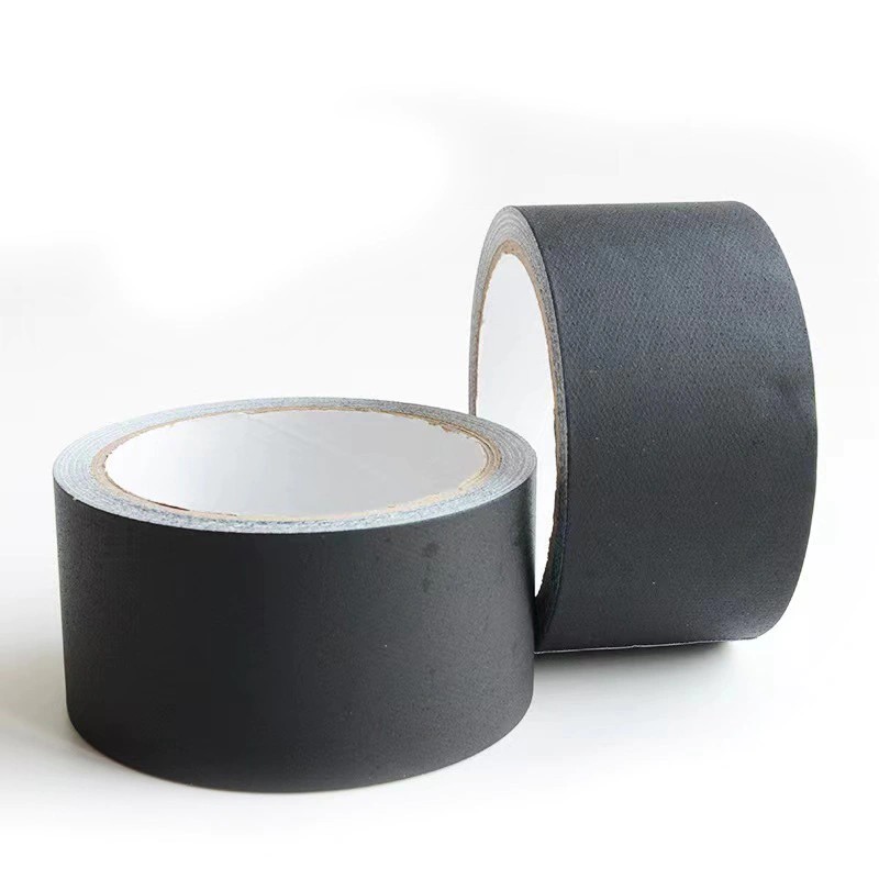 ¿Cómo garantizamos la precisión y coherencia en la producción de cinta adhesiva termofusible (negra)?